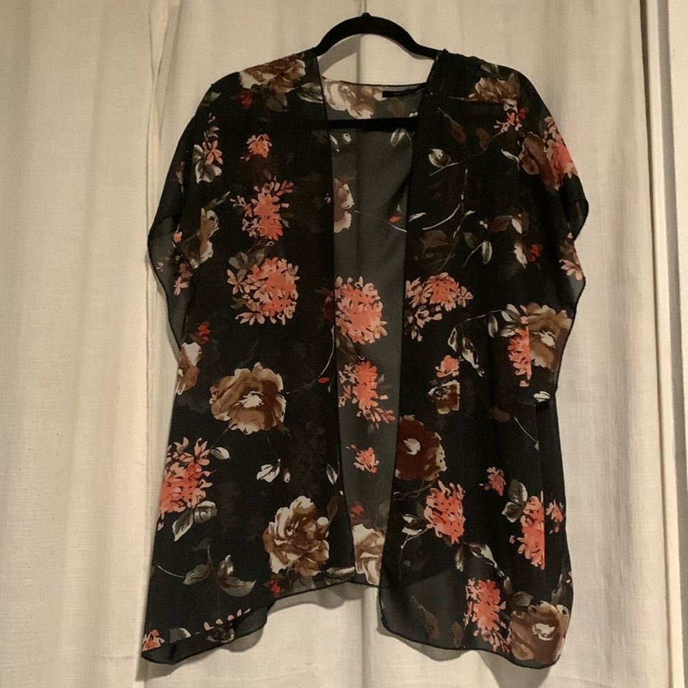 Color Swatch Women’s Short sleeve Sheer Floral blouse sz 1XL